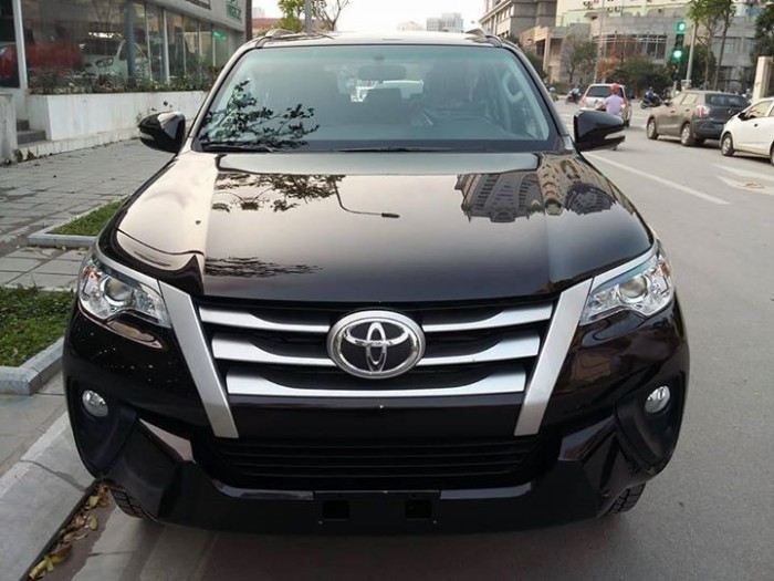 Giảm giá Toyota Fortuner 2.7V  (2x4) màu đen (Giao xe ngay)