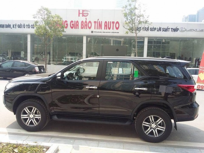 Giảm giá Toyota Fortuner 2.7V  (2x4) màu đen (Giao xe ngay)