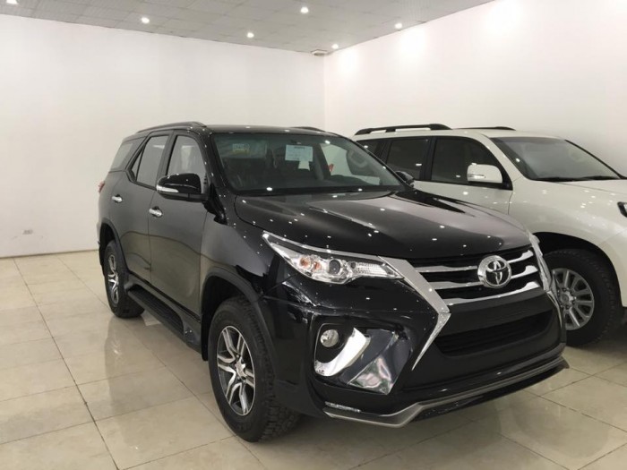 Giảm giá Toyota Fortuner 2.7V  (2x4) màu đen (Giao xe ngay)