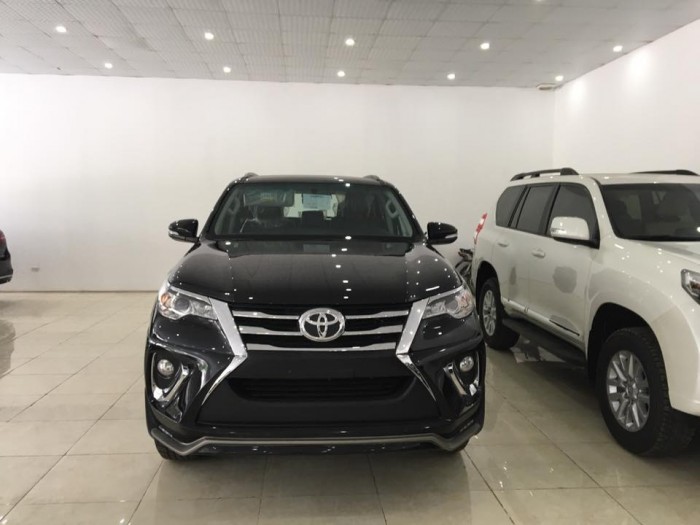 Giảm giá Toyota Fortuner 2.7V  (2x4) màu đen (Giao xe ngay)