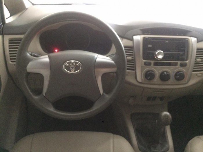 Cần bán Toyota Innova 2.0E, sản xuất 2015