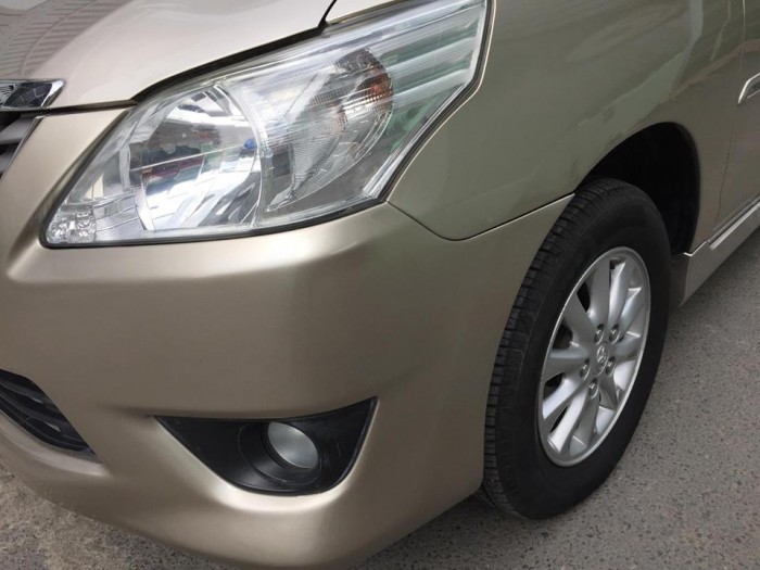 Nhà mình cần bán xe Toyota Innova 2013 2.0V số tự động màu vàng bản đặt biệt