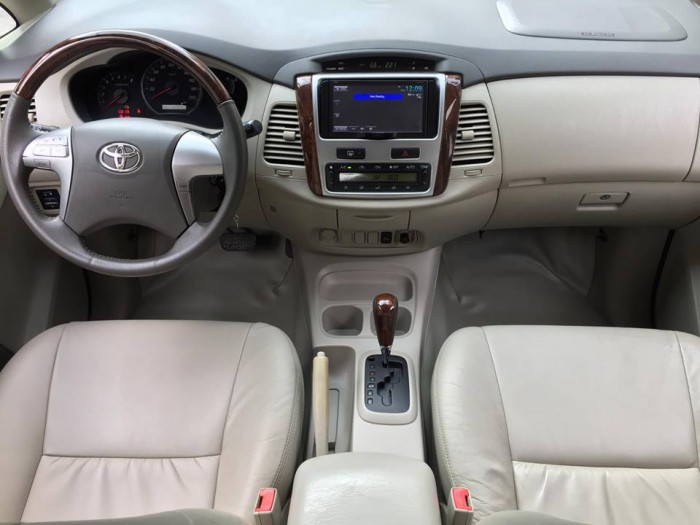 Nhà mình cần bán xe Toyota Innova 2013 2.0V số tự động màu vàng bản đặt biệt