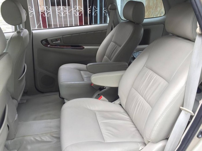 Nhà mình cần bán xe Toyota Innova 2013 2.0V số tự động màu vàng bản đặt biệt