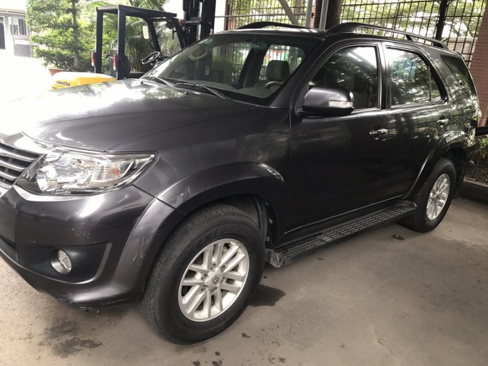 Cần bán chiếc xe Fortuner 2012 số sàn máy dầu màu đen rất mới