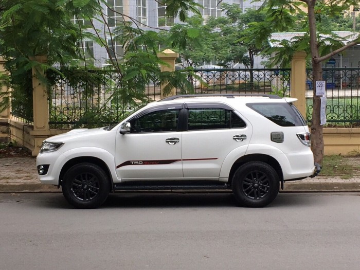 bán xe Fortuner 11/2016 số sàn máy dầu màu trắng zin nguyên con