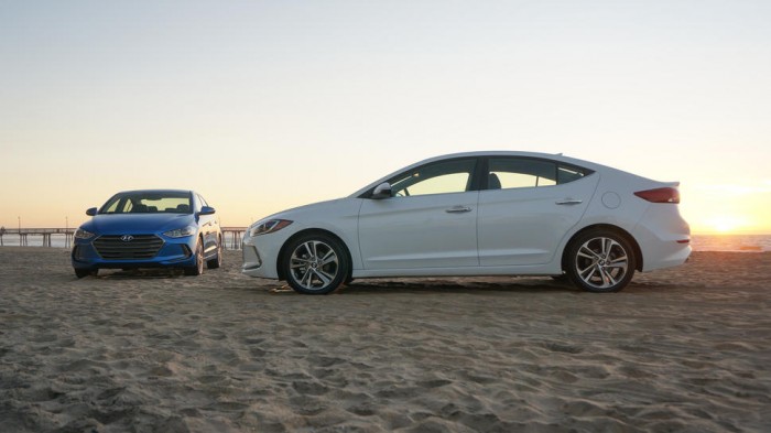 Còn chờ gì nữa Elantra số tự động bằng giá số sàn.