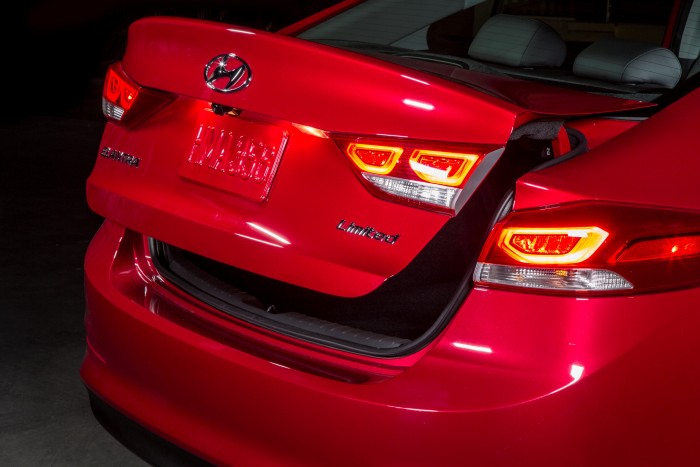 Còn chờ gì nữa Elantra số tự động bằng giá số sàn.