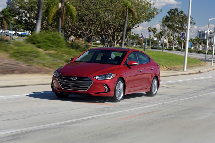 Còn chờ gì nữa Elantra số tự động bằng giá số sàn.