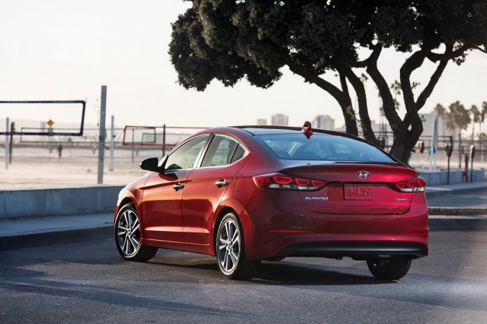 Còn chờ gì nữa Elantra số tự động bằng giá số sàn.
