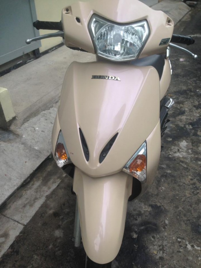 Honda Lead fi màu vàng hột gà hình thật, giá rẻ