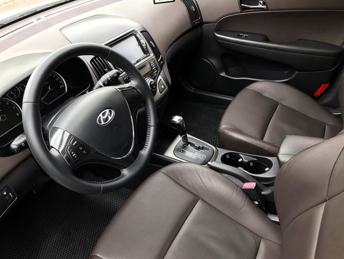 Bán Hyundai i30 CW nhập HQ bản FULL options màu trắng tinh