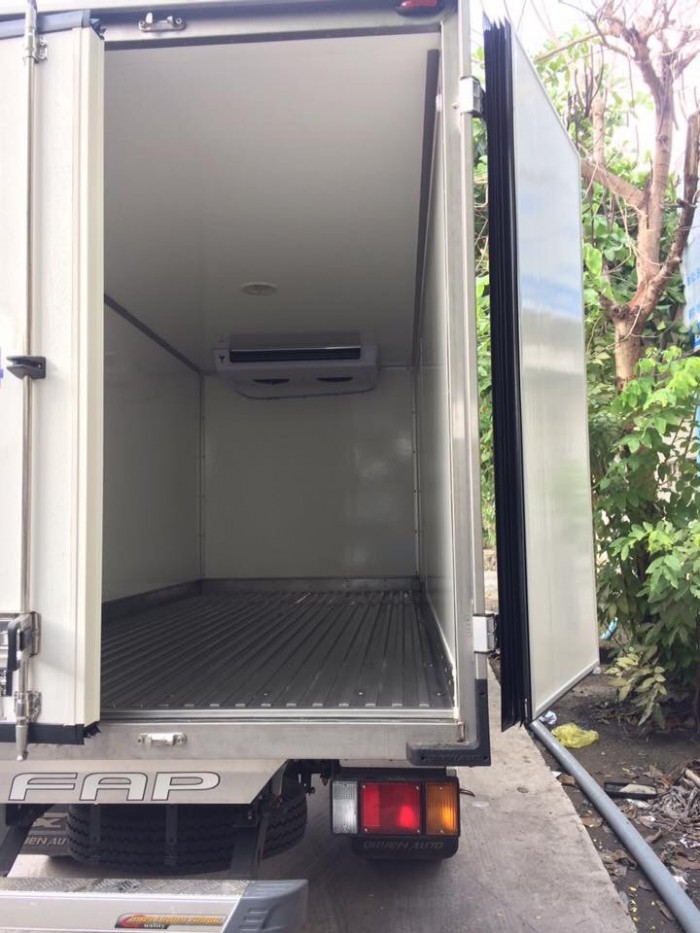 Xe tải isuzu NMR85H 1,9 tấn thùng đông lạnh auto quyền mới
