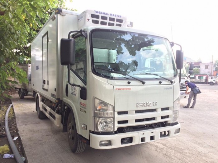 Xe tải isuzu NMR85H 1,9 tấn thùng đông lạnh auto quyền mới