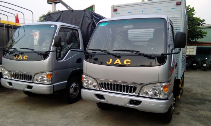 xe tải JAC 2,4t máy ISUZU màu bạc