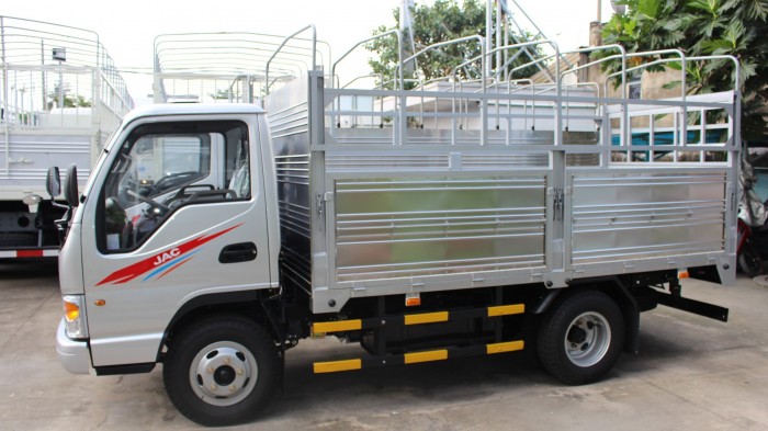 Xe tải Jac 2t4, thùng dài 3m7 lưu thông vào thành phố, trả góp 80% giá trị xe