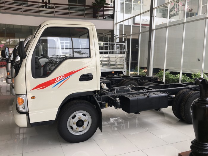 xe tải JAC 2.4 tấn màu trắng cn ISUZU tiết kiệm nhiên liệu hơn