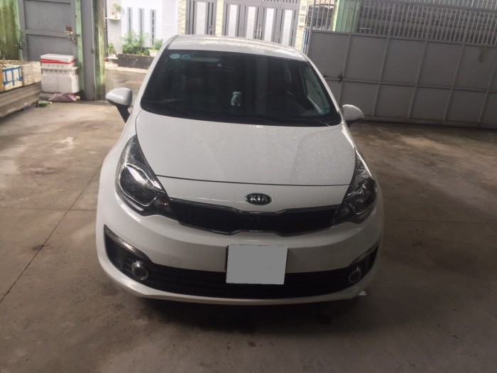 Cần bán xe Kia Rio sedan 2016 đk 2017 màu trắng