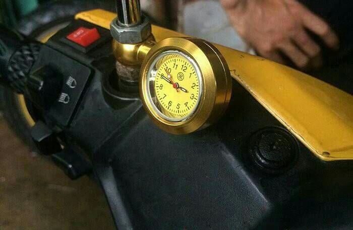 Đồng hồ gắn chân kính