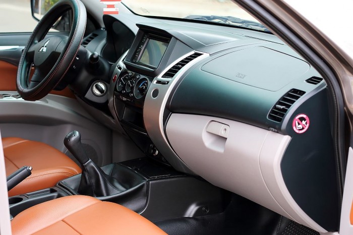 Hàng khủng - Mitsubishi Pajero Sport máy diesel số sàn bản full