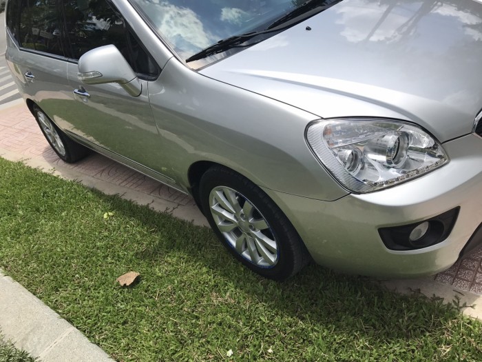Nhà cần bán xe Kia Carens 2013 màu Xám bạc tự động