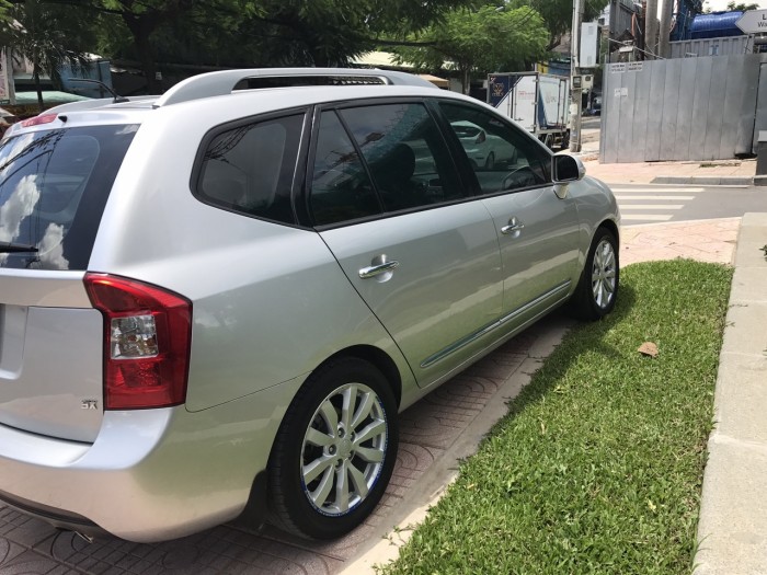 Nhà cần bán xe Kia Carens 2013 màu Xám bạc tự động