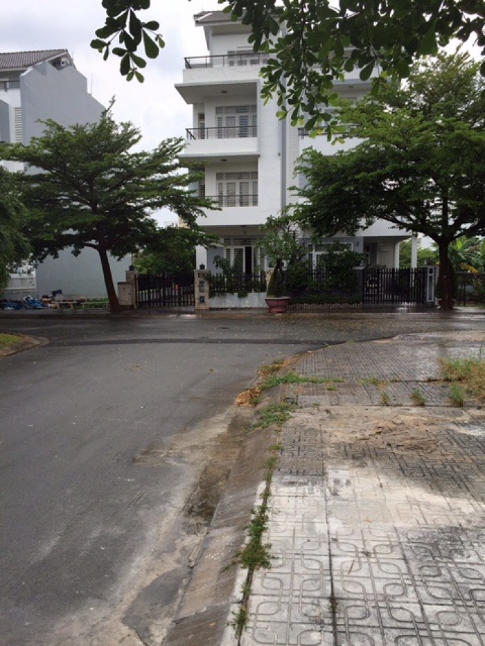 Bán gấp lô đất 114m2, ngay chợ, phường Cát Lái, Quận 2.