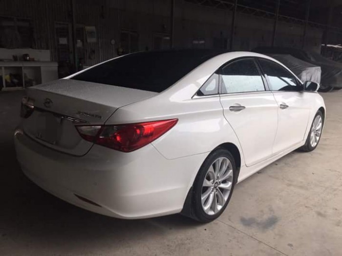Bán Hyundai Sonata 2.0AT màu trắng xe nhập