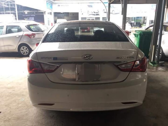 Bán Hyundai Sonata 2.0AT màu trắng xe nhập
