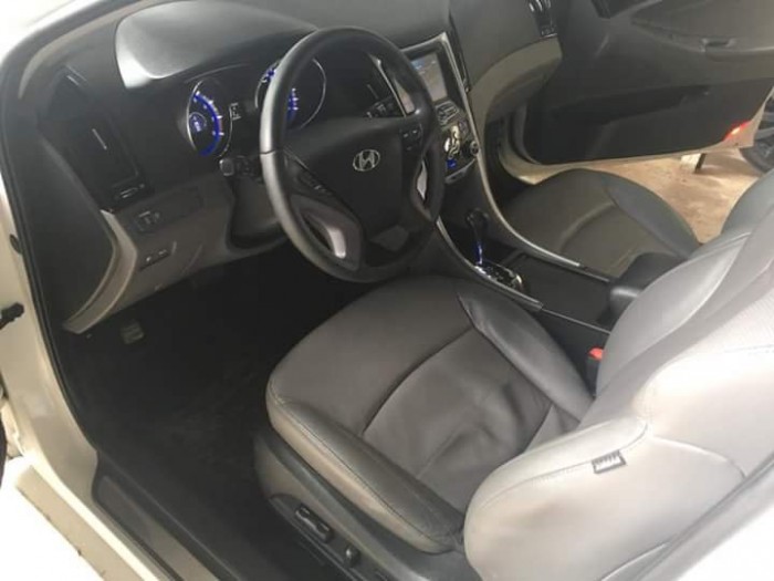 Bán Hyundai Sonata 2.0AT màu trắng xe nhập