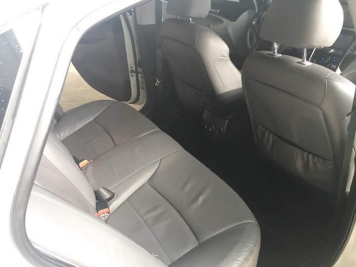 Bán Hyundai Sonata 2.0AT màu trắng xe nhập