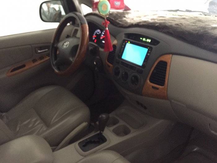 Cần bán gấp xe Toyota Innova V 2008 số tự động màu bạc