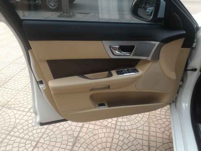 Jaguar XF 2.0 , sản xuất 2012, đăng ký 2014 xe tư nhân. Màu trắng