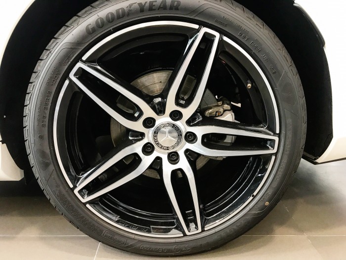 Bán Mercedes E300 2017 Trắng/Nâu chạy lướt giá cực tốt