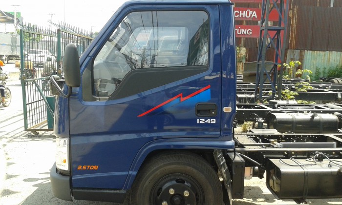 Xe tải Hyundai 2T4 IZ49 Đô Thành vào thành phố