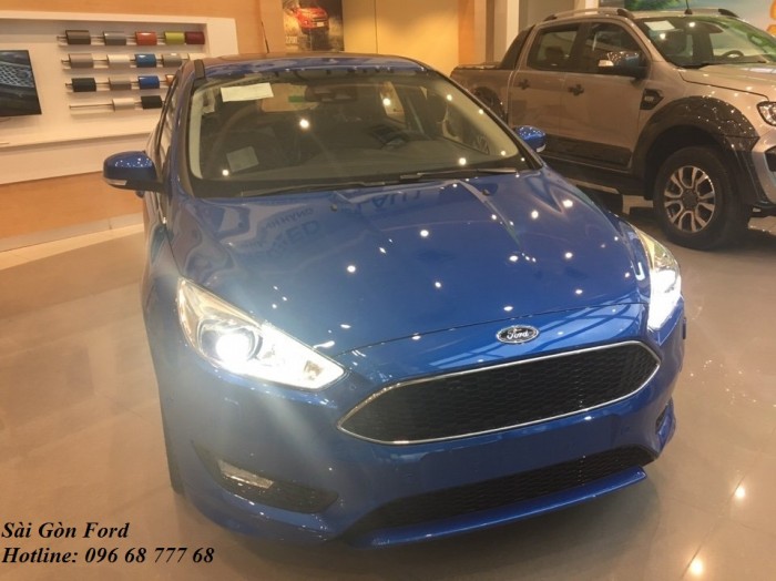 Khuyến mãi mua xe Ford Focus 2019, màu xanh dương, số tự động, giao xe trong 30 ngày.