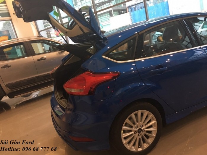 Khuyến mãi mua xe Ford Focus 2019, màu xanh dương, số tự động, giao xe trong 30 ngày.