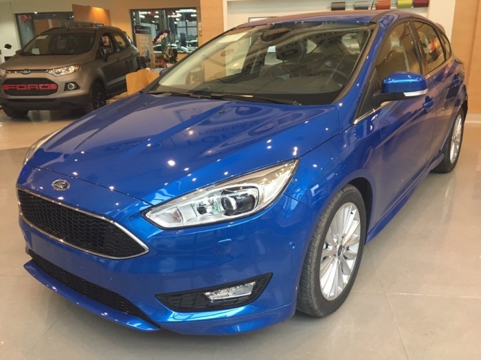 Khuyến mãi mua xe Ford Focus 2019, màu xanh dương, số tự động, giao xe trong 30 ngày.