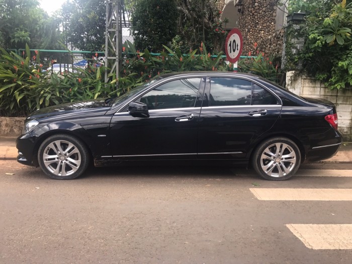 Nhà mình cần bán chiếc Mercedes C200 2012 màu đen