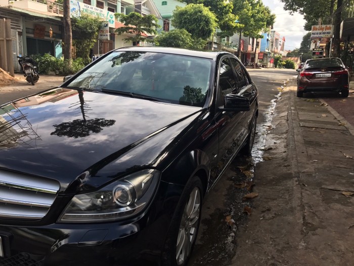 Nhà mình cần bán chiếc Mercedes C200 2012 màu đen