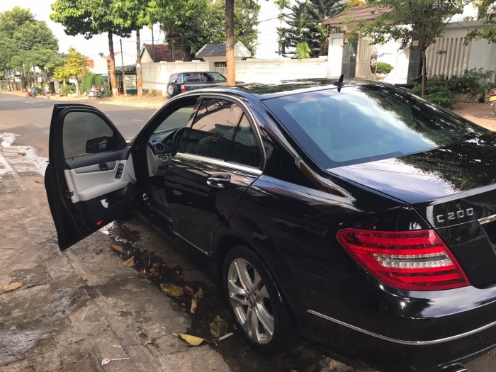 Nhà mình cần bán chiếc Mercedes C200 2012 màu đen