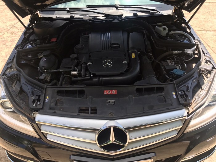 Nhà mình cần bán chiếc Mercedes C200 2012 màu đen