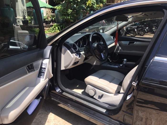 Nhà mình cần bán chiếc Mercedes C200 2012 màu đen