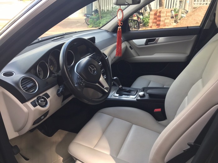 Nhà mình cần bán chiếc Mercedes C200 2012 màu đen