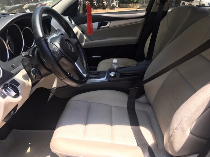 Nhà mình cần bán chiếc Mercedes C200 2012 màu đen