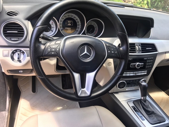 Nhà mình cần bán chiếc Mercedes C200 2012 màu đen