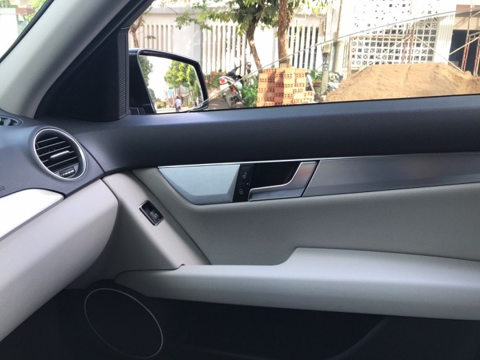 Nhà mình cần bán chiếc Mercedes C200 2012 màu đen