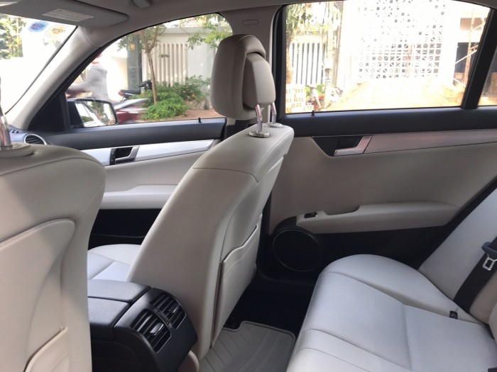 Nhà mình cần bán chiếc Mercedes C200 2012 màu đen