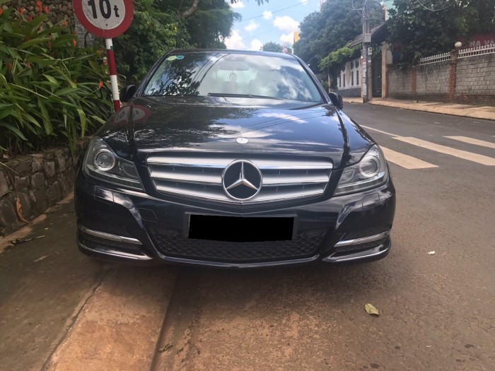 Nhà mình cần bán chiếc Mercedes C200 2012 màu đen