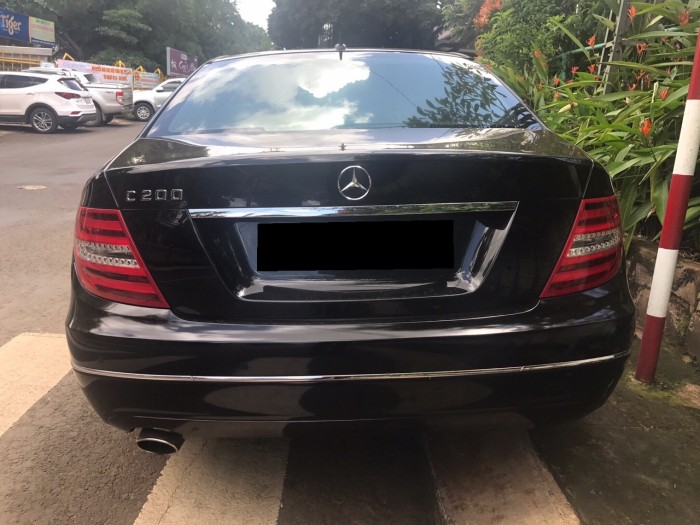 Nhà mình cần bán chiếc Mercedes C200 2012 màu đen